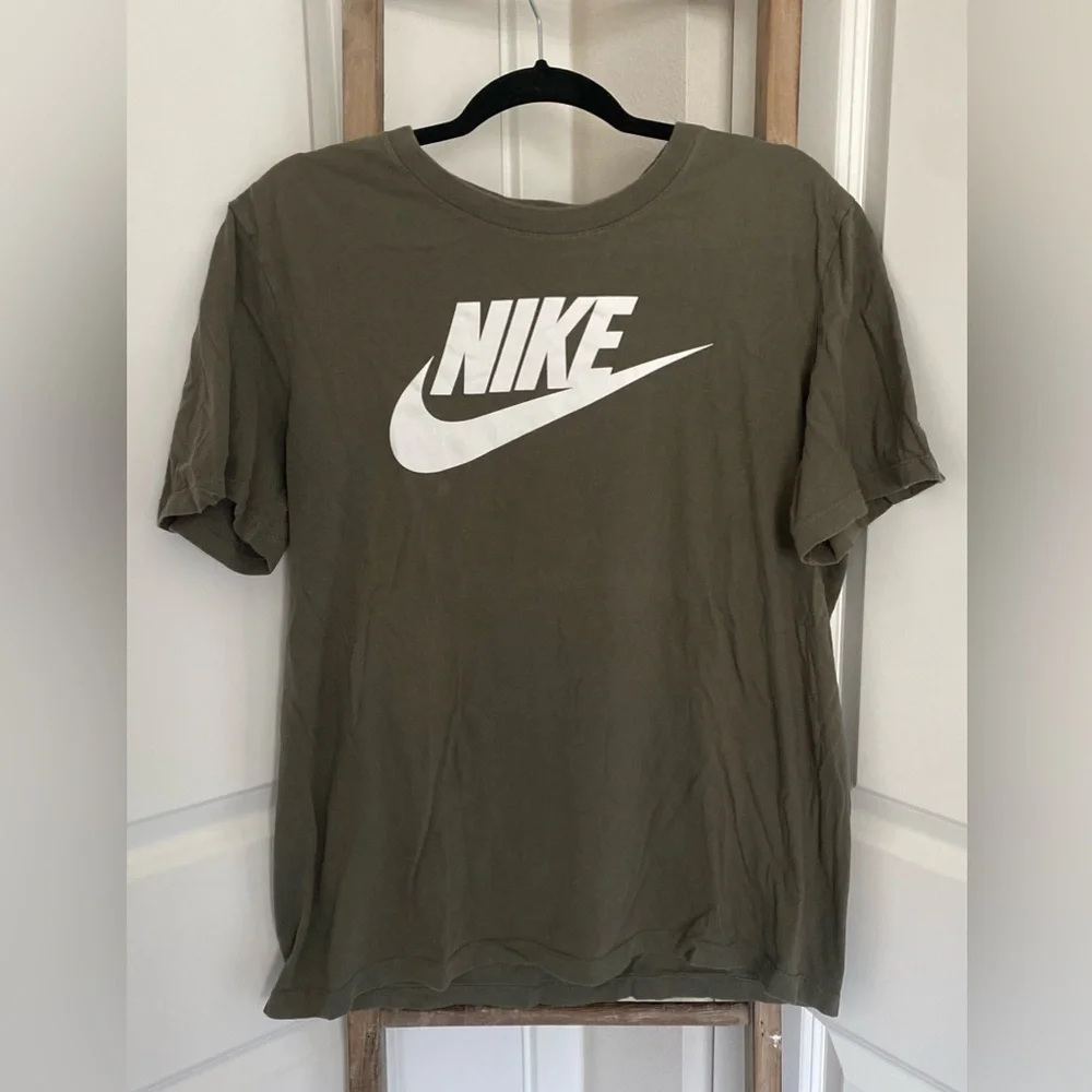 NWOT - Men’s Nike Short Sleeve T-Shirt - Size Large